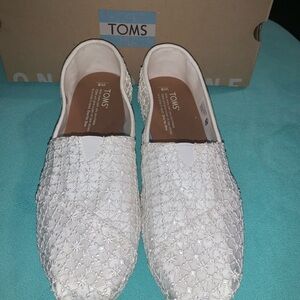 - TOMS CLASSIC NATURAL CROCHET SHOES